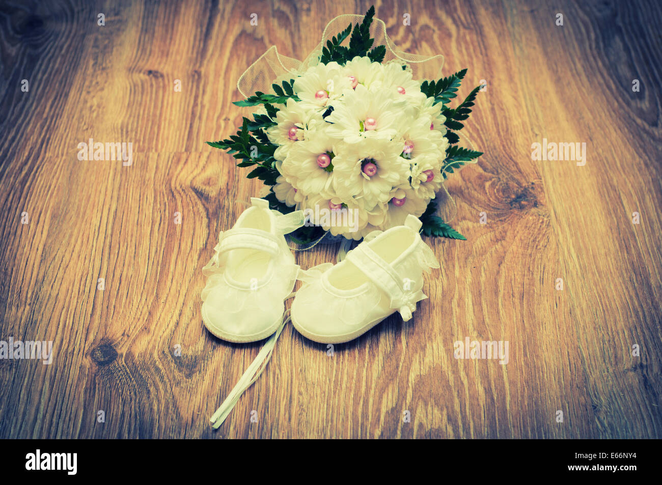 Weiße Schuhe und weiße Bouquet auf einem Holzfußboden Stockfoto