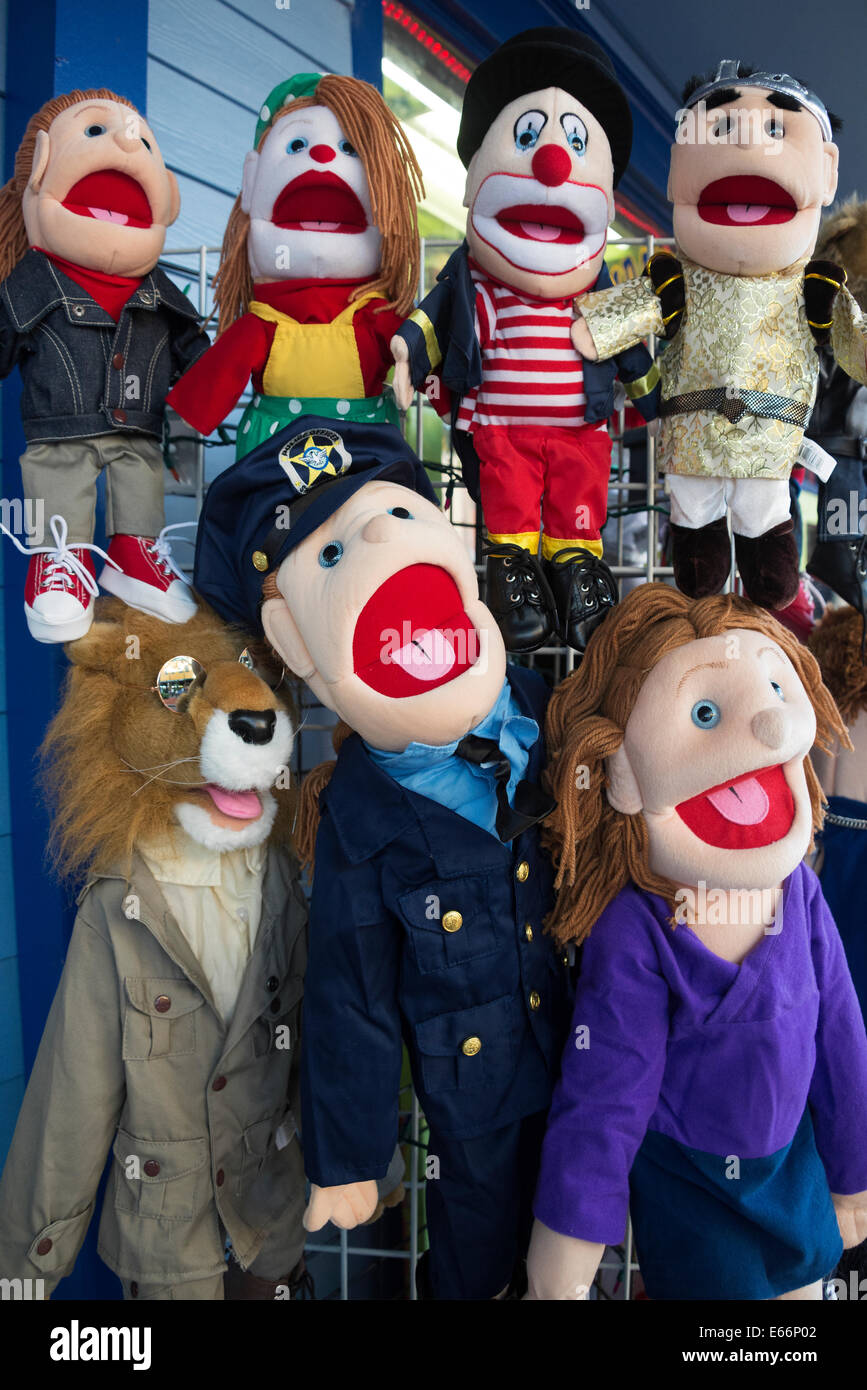 Anzeige der lustigen bunten Puppen außerhalb Spielzeugladen. Stockfoto