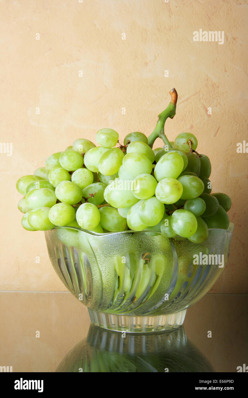 Stillleben mit jede Menge Trauben und Glasschale Stockfoto