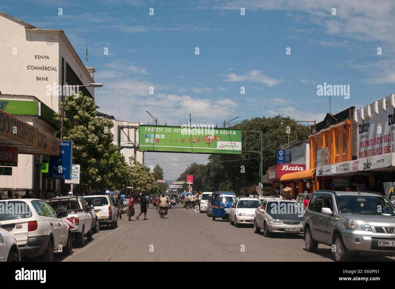 Menschen und Verkehr auf Kenyatta Avenue Nakuru Kenia in Ostafrika mit Werbung Horten für 3g Netzwerk Stockfoto