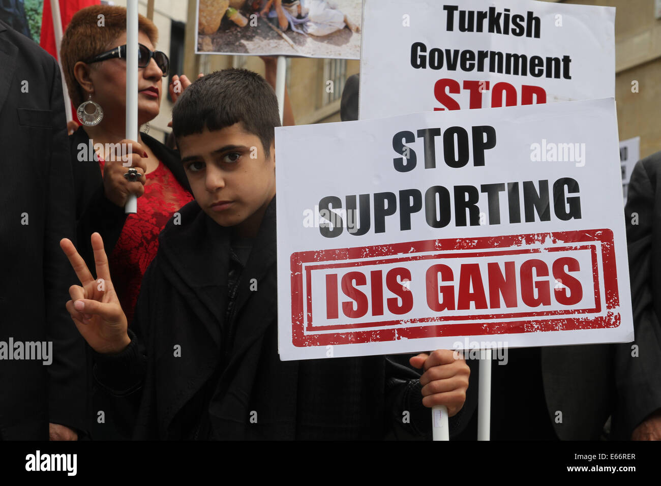 London, UK 16. August 2014. Ein jungen Demonstranten hält einen Banner und blitzte ein zwei Finger-Peace-Zeichen. Bildnachweis: David Mbiyu / Alamy Live News Stockfoto