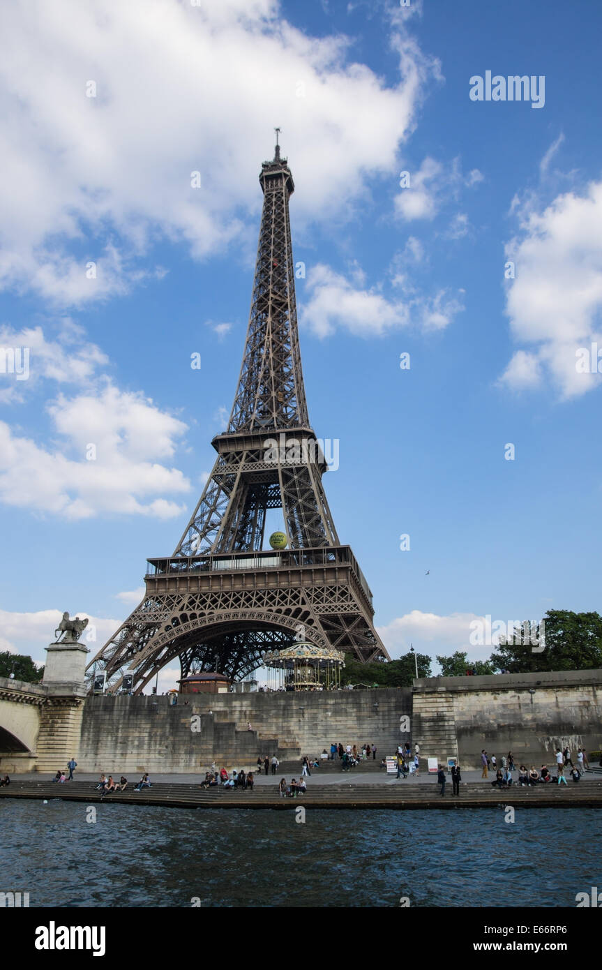 Den Eiffelturm gesehen vom Seineufer in Paris, Frankreich Stockfoto