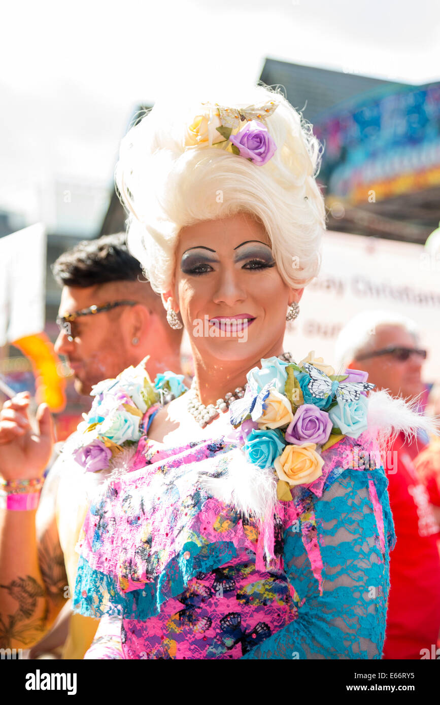 Cardiff, Wales, UK. 16. August 2014. Die 2014 stolz Cymru LGBT parade Karneval in Cardiff Drag Queen Credit: Robert Convery/Alamy Live News Stockfoto