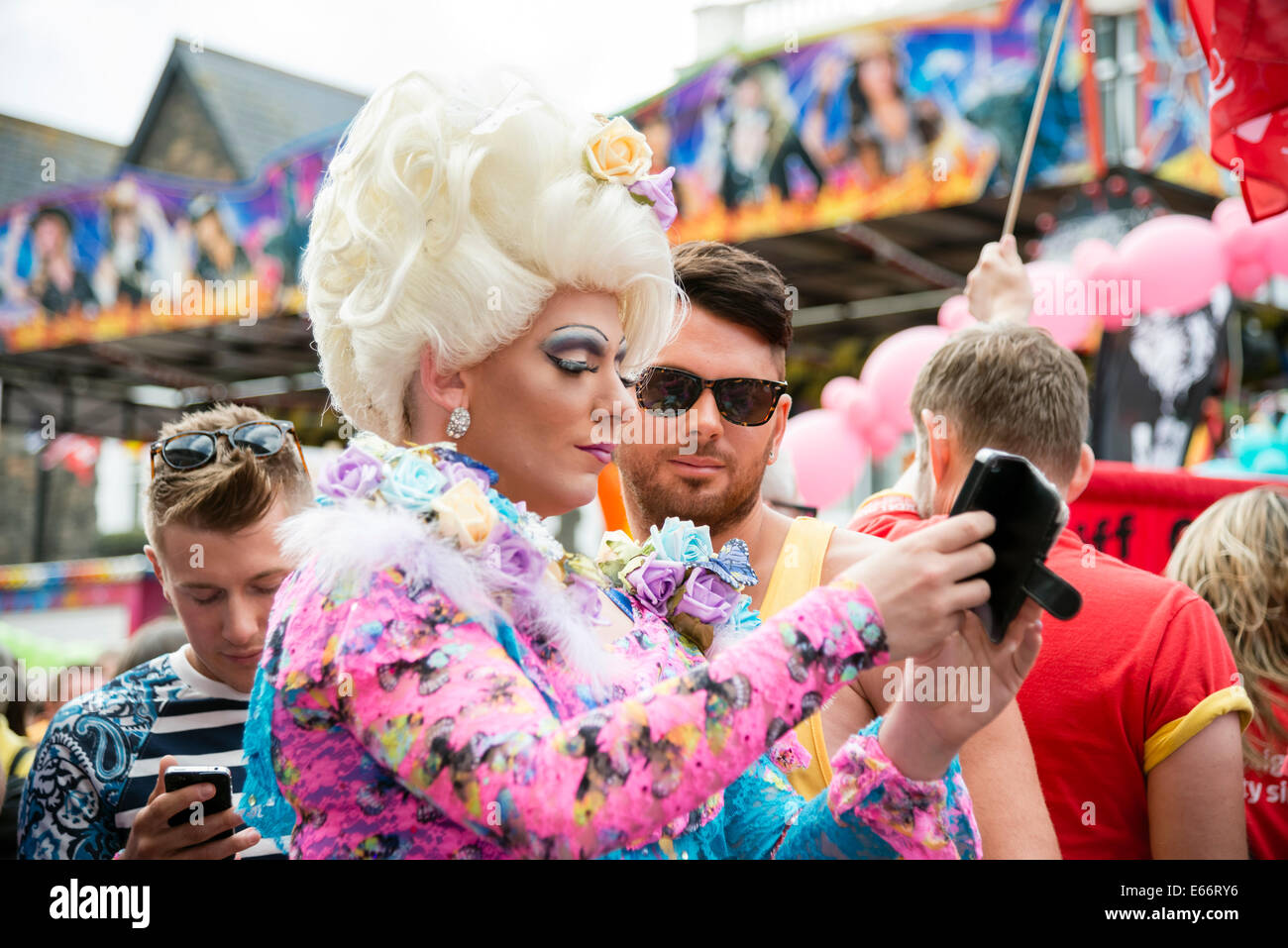 Cardiff, Wales, UK. 16. August 2014. Die 2014 stolz Cymru LGBT parade Karneval in Cardiff Drag Queen Credit: Robert Convery/Alamy Live News Stockfoto