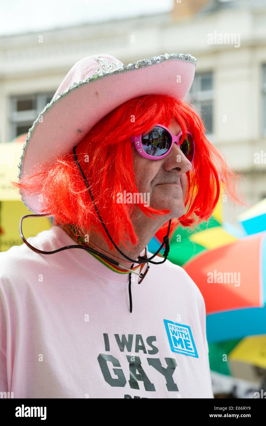 Cardiff, Wales, UK. 16. August 2014. Die 2014 stolz Cymru LGBT parade Karneval in Cardiff Credit: Robert Convery/Alamy Live News Stockfoto