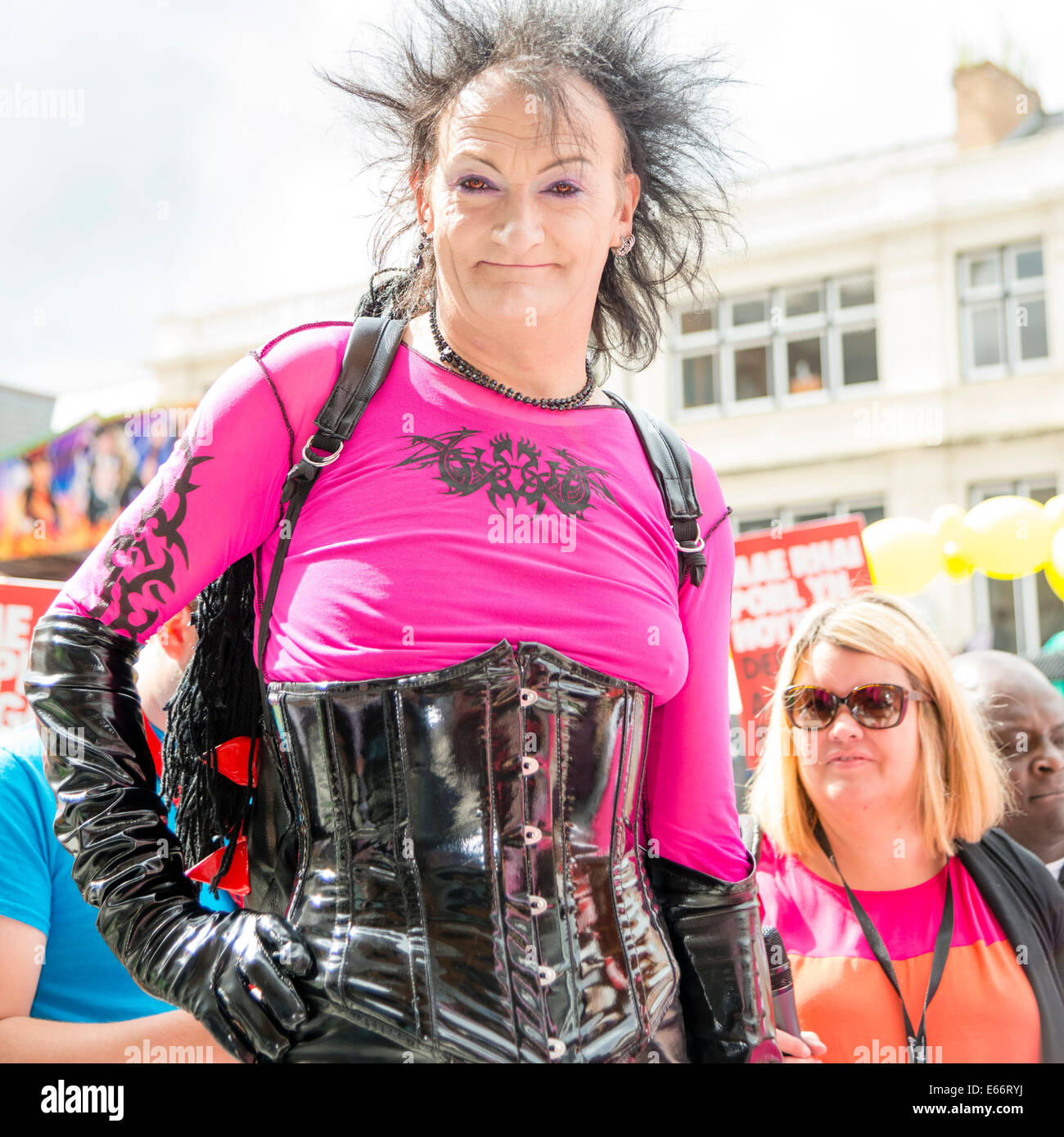 Cardiff, Wales, UK. 16. August 2014. Die 2014 stolz Cymru LGBT parade Karneval in Cardiff Credit: Robert Convery/Alamy Live News Stockfoto