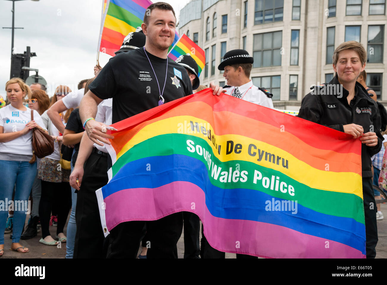 Cardiff, Wales, UK. 16. August 2014. Die 2014 stolz Cymru LGBT parade Karneval in Cardiff South Wales Police Credit: Robert Convery/Alamy Live News Stockfoto