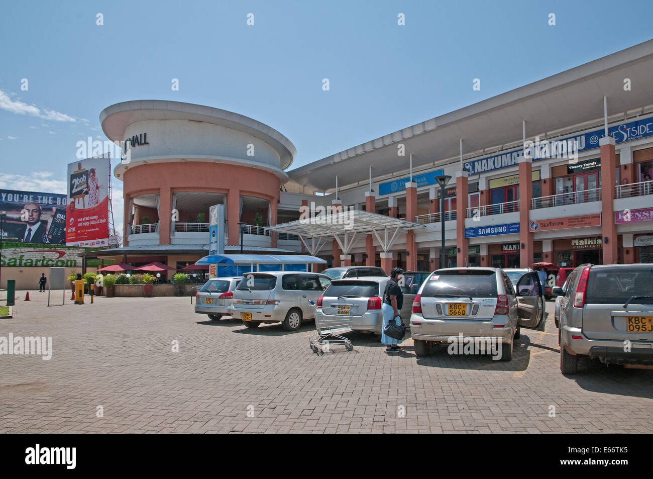 Nakumatt Nakuru Supermarkt auf Kenyatta Avenue Nakuru Kenia in Ostafrika mit Autos parkten außerhalb Stockfoto