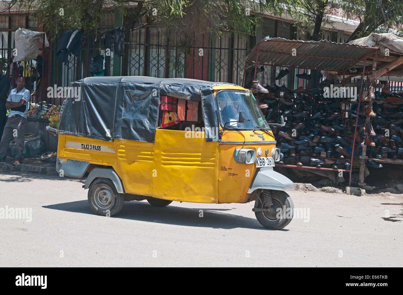 Gelbes Piaggio Ape Taxi in der Nähe von Marktstand in Nakuru Kenia in Ostafrika Stockfoto