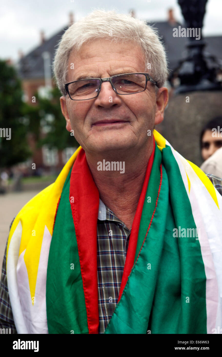 Kopenhagen – 16. August 2014: Ehemaliger ausländischen Minister, Holger K. Nielsen (Socialistisk Folkeparti, Englisch: Sozialistische Volkspartei) nach seiner mit der kurdischen Solidarität Demonstration vor dem dänischen Parlament in Kopenhagen gegen ISIS (islamischer Staat) Kriegsführung und Gräueltaten im Irak sprechen. Bildnachweis: OJPHOTOS/Alamy Live-Nachrichten Stockfoto
