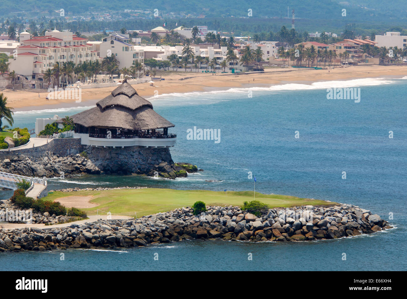 Das 18. Grün im Las Hadas Golf Resort Playa Azul im Hintergrund, Manzanillo, Colima, Mexiko Stockfoto