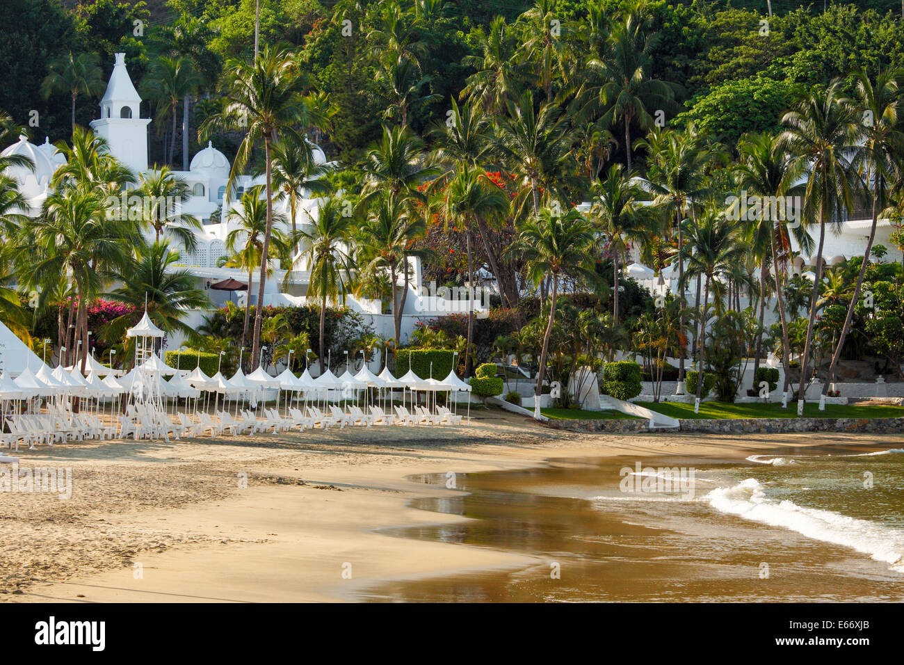 Der ruhige Strand von Las Hadas Resort in Manzanillo, Colima. Stockfoto