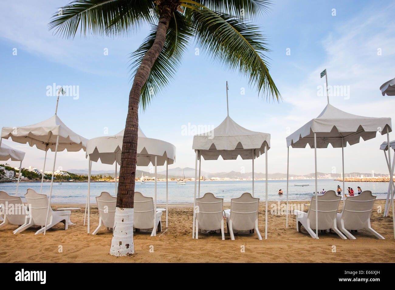 Strandkörbe und Palmen im Las Hadas Resort in Manzanillo, Colima. Stockfoto