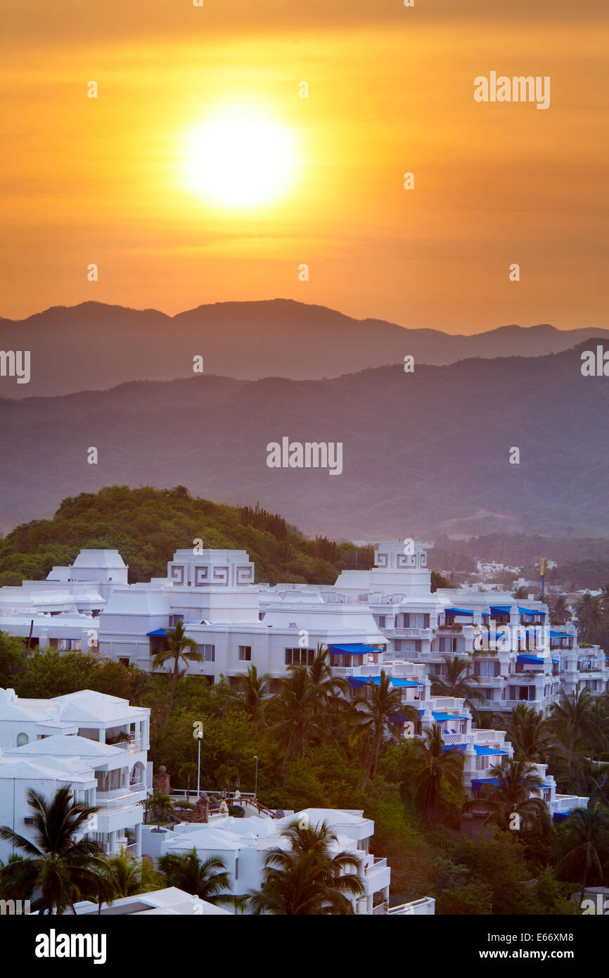 Sonnenaufgang über Hotels und Eigentumswohnungen in Manzanillo, Colima, Mexiko. Stockfoto