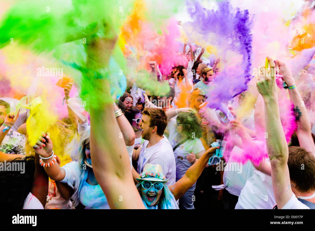 Belfast, Nordirland 15. August 2014 - Holi ein Festival der Farben wird von den Menschen in Belfast gefeiert. Bildnachweis: Stephen Barnes/Alamy Live-Nachrichten Stockfoto