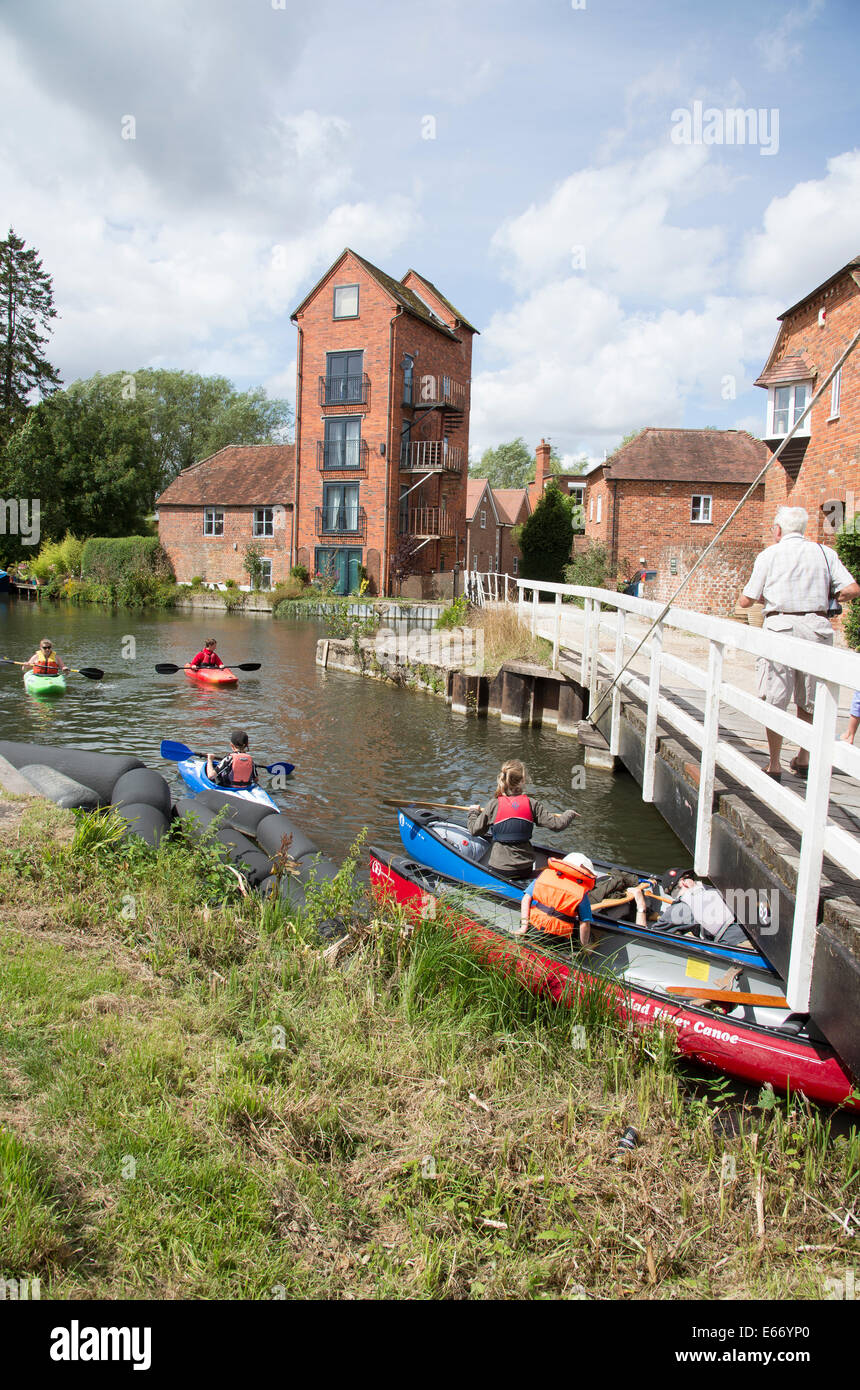 Kennet und Avon Kanal bei Newbury Berkshire UK Kanus und Kajaks kommen und gehen unter einer niedrigen Brücke Stockfoto