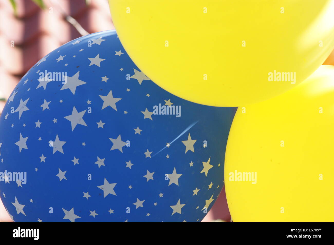 Geburtstag Party Ballons, blaue und gelbe Sternenhimmel Ballons. Stockfoto