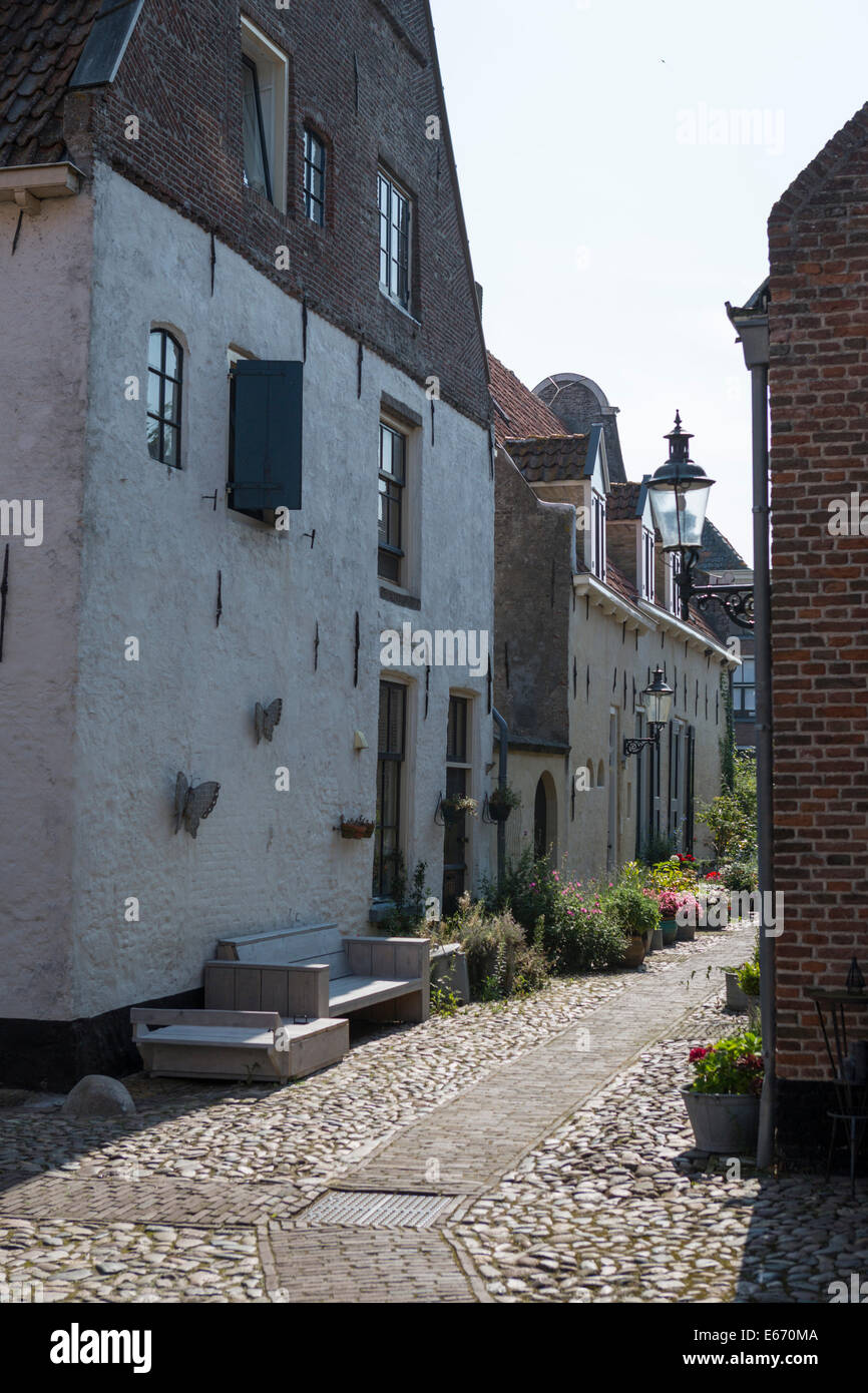 Romantische Straße in der alten historischen Hansestadt "Elburg" in den Niederlanden Stockfoto