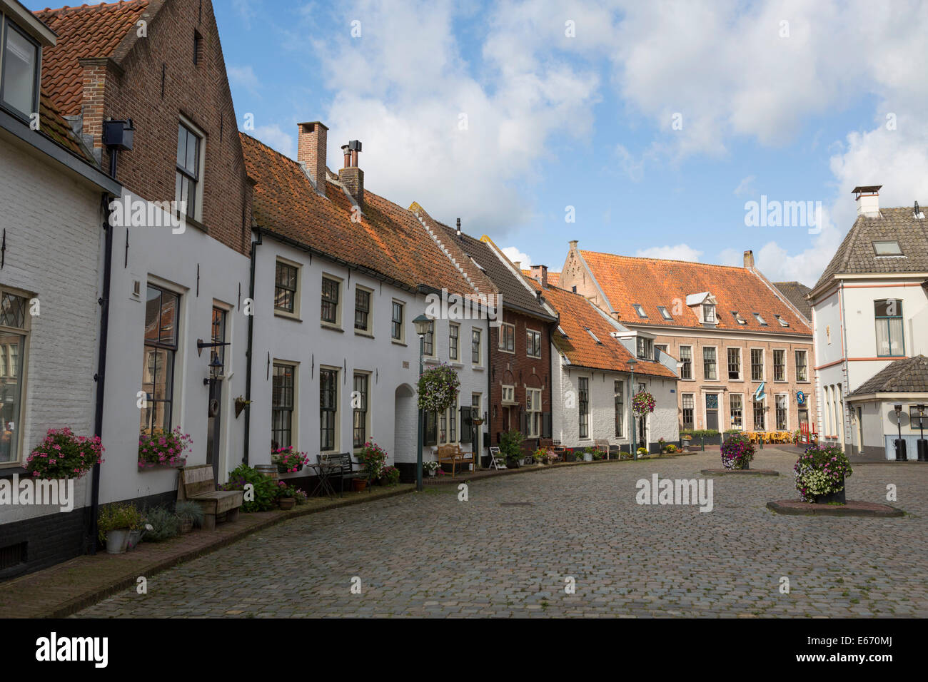 Historische Gondorf Straße mit weißen Häusern in der Hansestadt Hattem in den Niederlanden Stockfoto