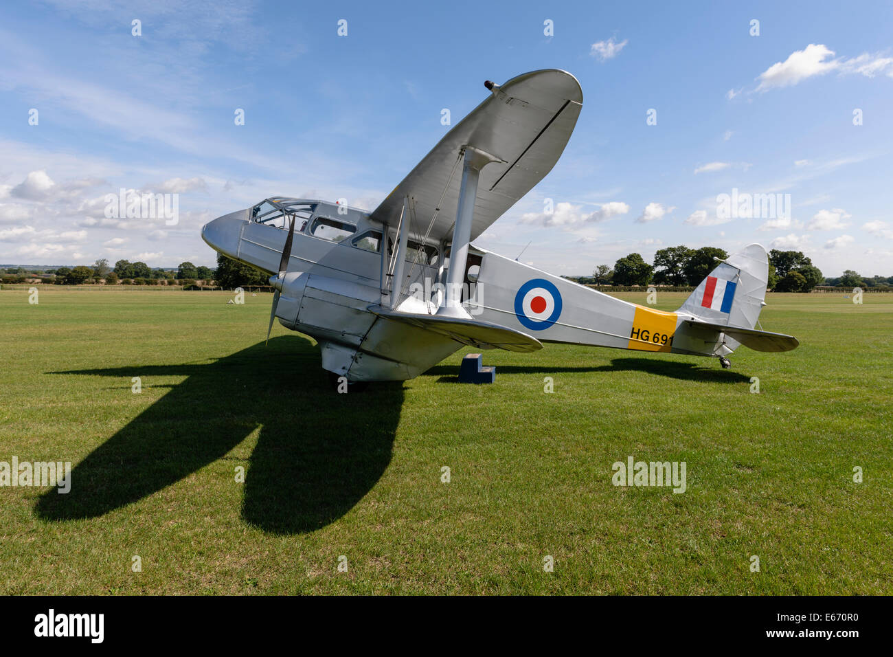 Kent, UK. 16. August 2014. Ein Drache Rapide Flugzeug am 6. zeigen jährliche kombinierte Ops Headcorn Airfield. Mit Kreuzungsbauwerke, Krieg Reenactments, Kostüm, tatsächliche und Replik Erinnerungsstücke und mehr. Bildnachweis: Tom Arne Hanslien/Alamy Live-Nachrichten Stockfoto