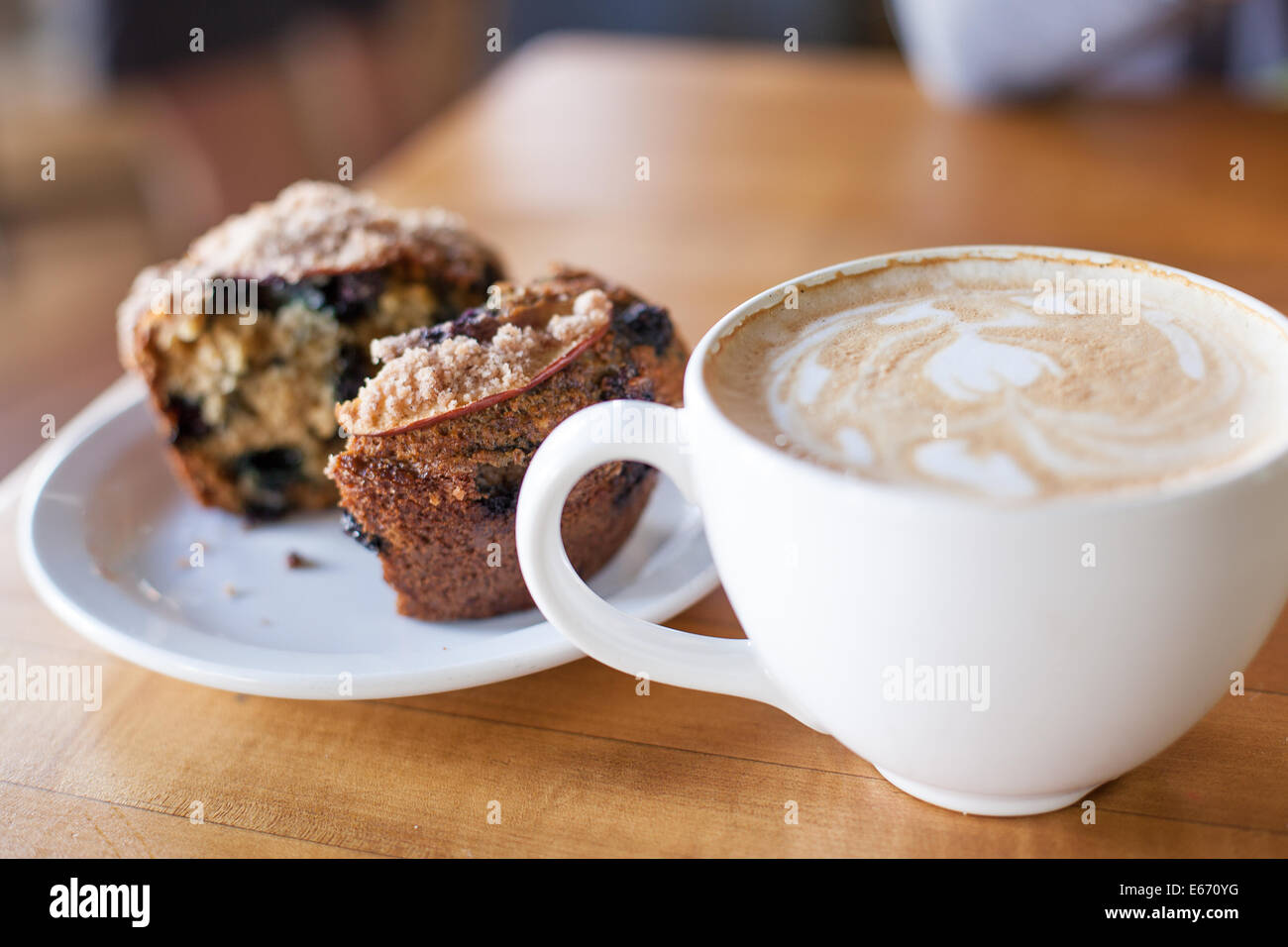 Heidelbeer-Apfel-Zimt-Muffins mit Vanille-latte Stockfoto