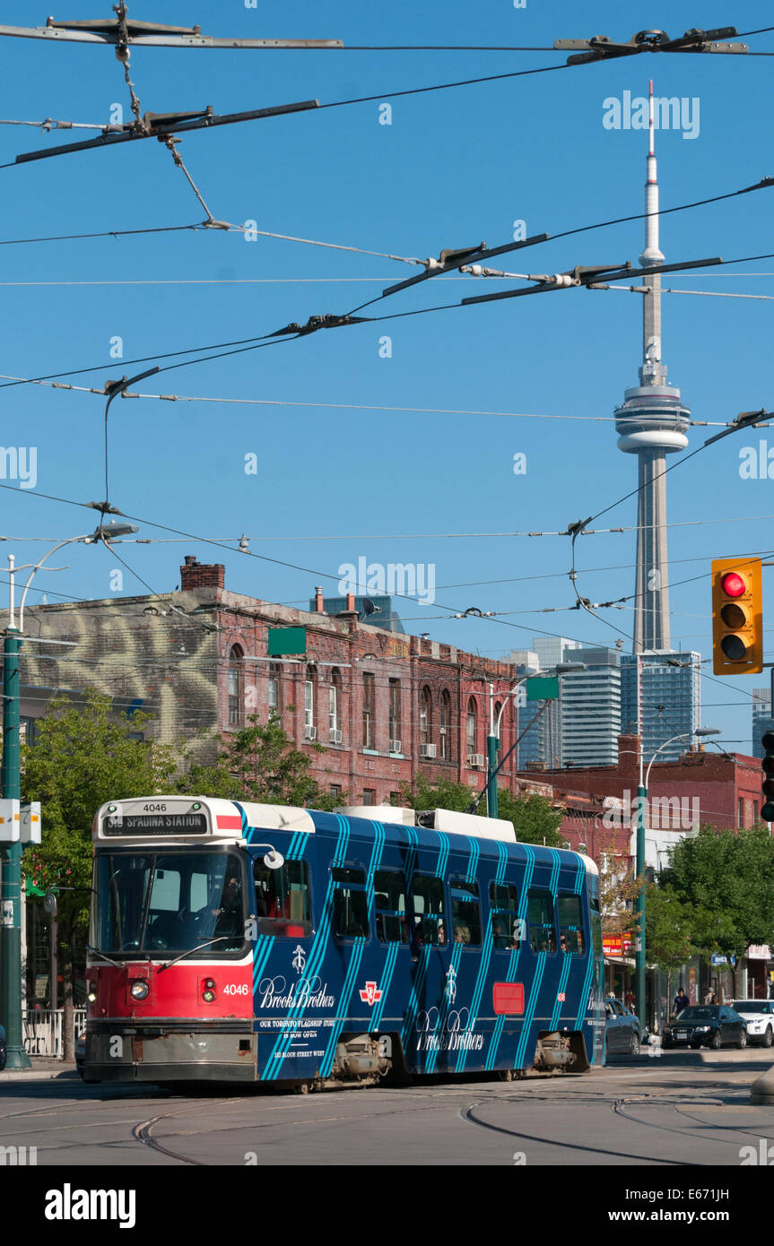 Typische Straßenszene auf Spadina Avenue Innenstadt von Toronto mit dem CN Tower und Straßenbahnen Stockfoto