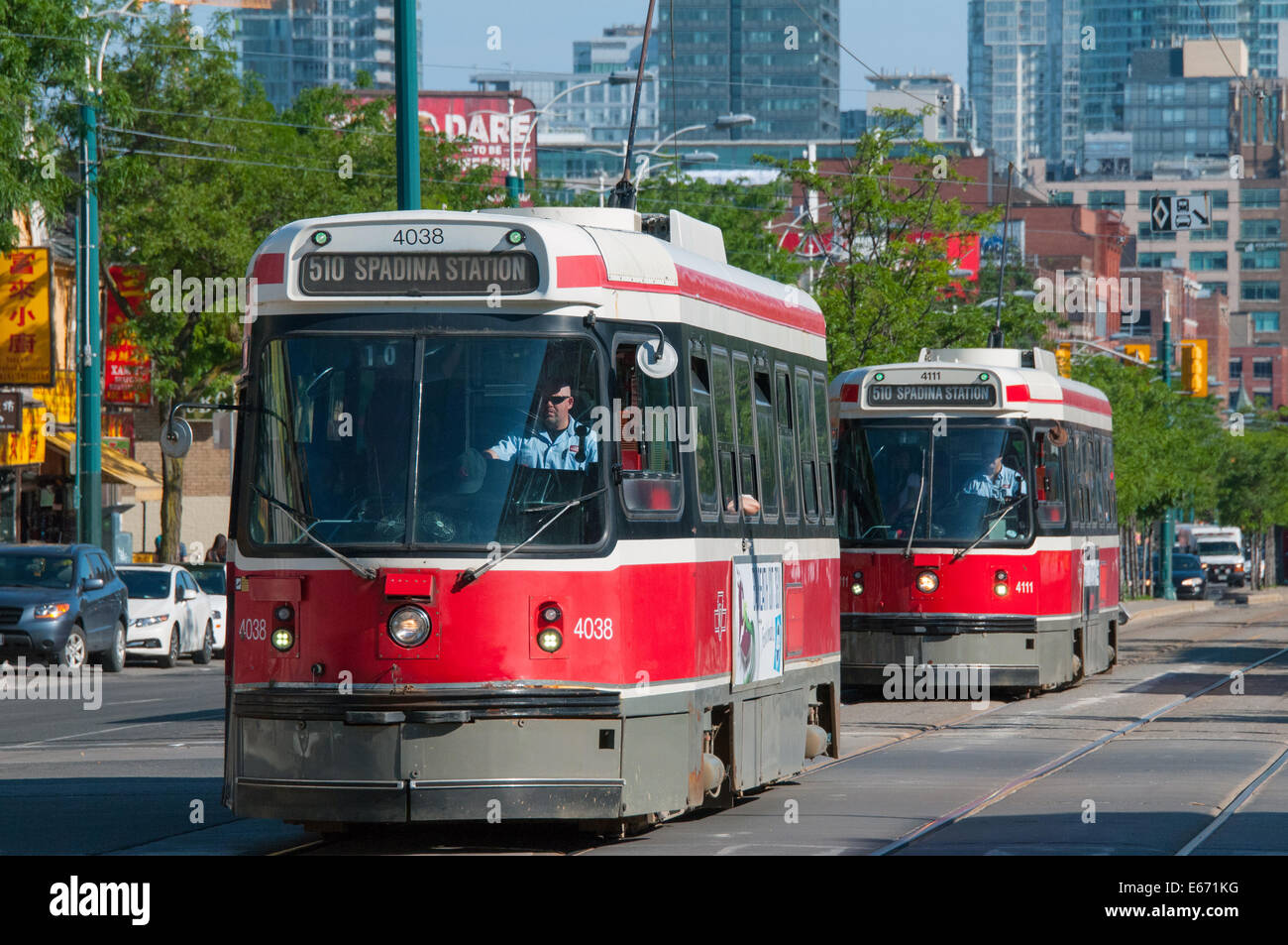 Elektrische Straßenbahnen Spadina Avenue Downtown Toronto Kanada Stockfoto