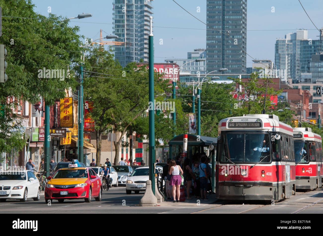 Elektrische Straßenbahnen Spadina Avenue Downtown Toronto Kanada Stockfoto
