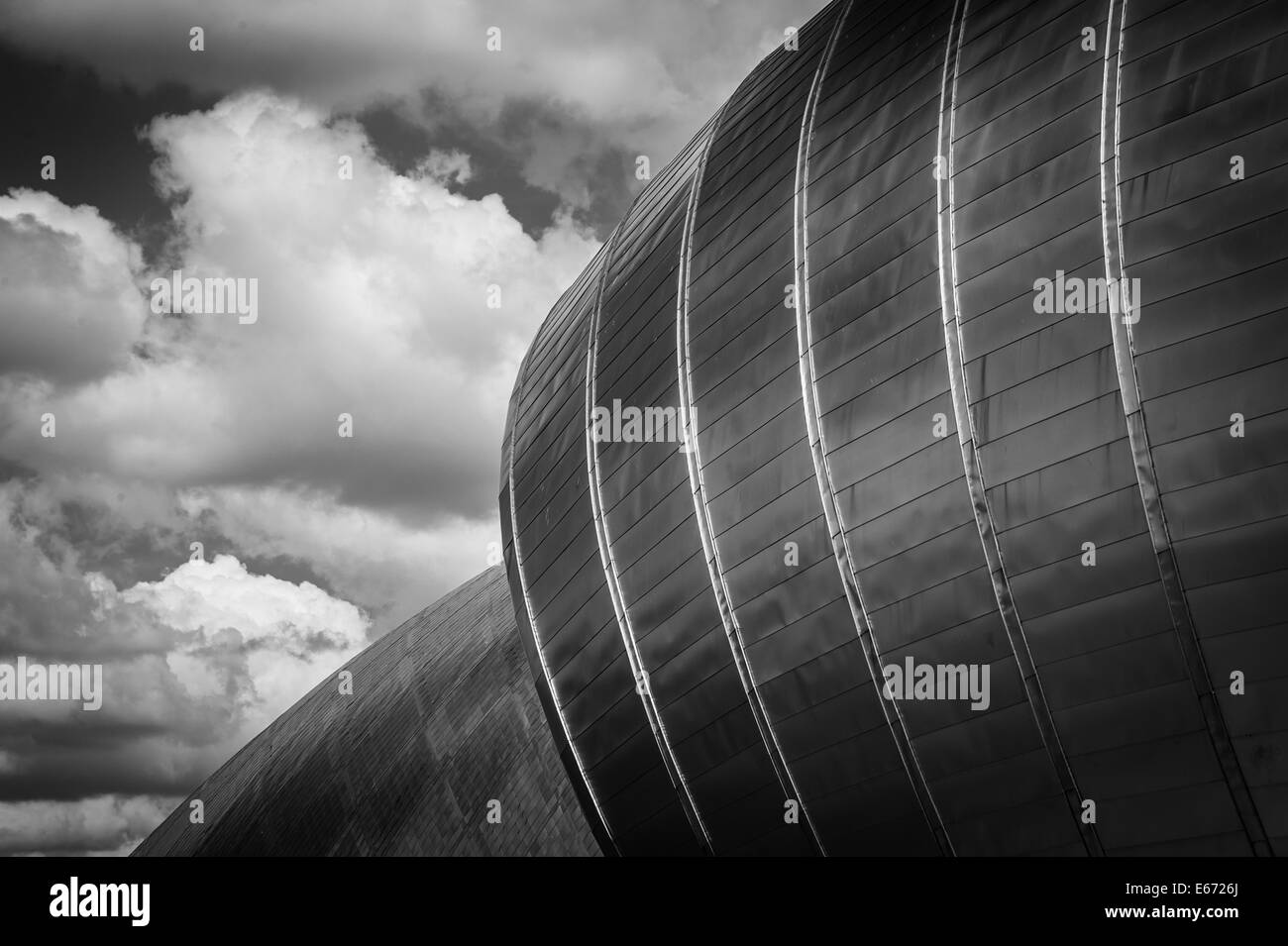 Ein monochromes Bild des Glasgow Science Centre in Glasgow, Schottland. Stockfoto