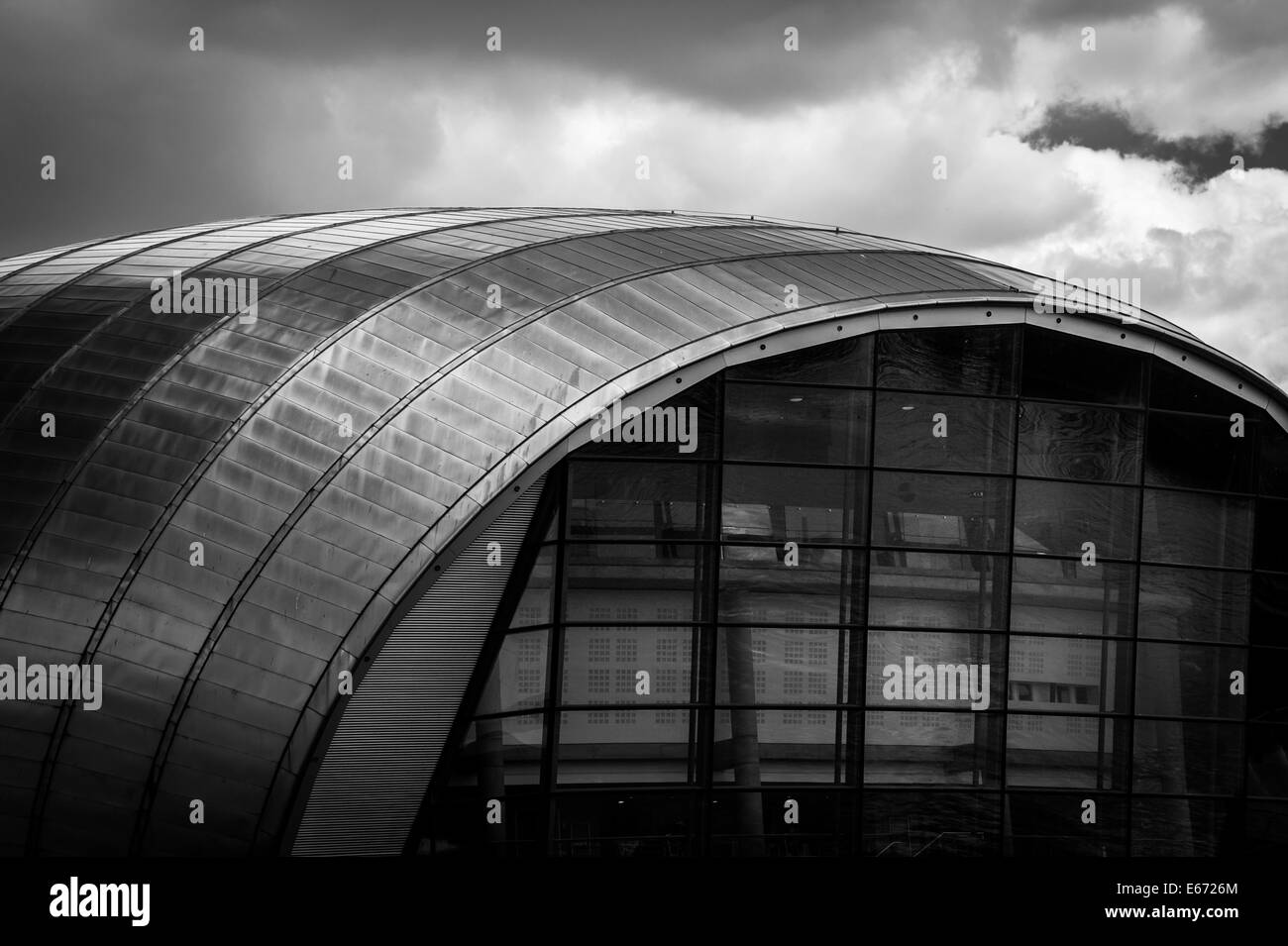 Ein monochromes Bild des Glasgow Science Centre in Glasgow, Schottland. Stockfoto