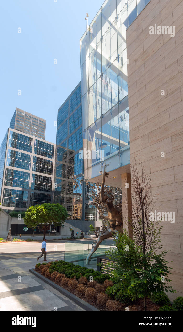 Shangri-La Hotel und Eigentumswohnungen, Downtown Toronto, University Avenue und Statue "Aufgang" des Künstlers Zhang Huan Stockfoto