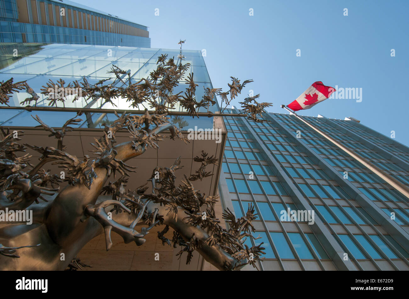 Shangri-La Hotel und Eigentumswohnungen, Downtown Toronto, University Avenue und Statue "Aufgang" des Künstlers Zhang Huan Stockfoto