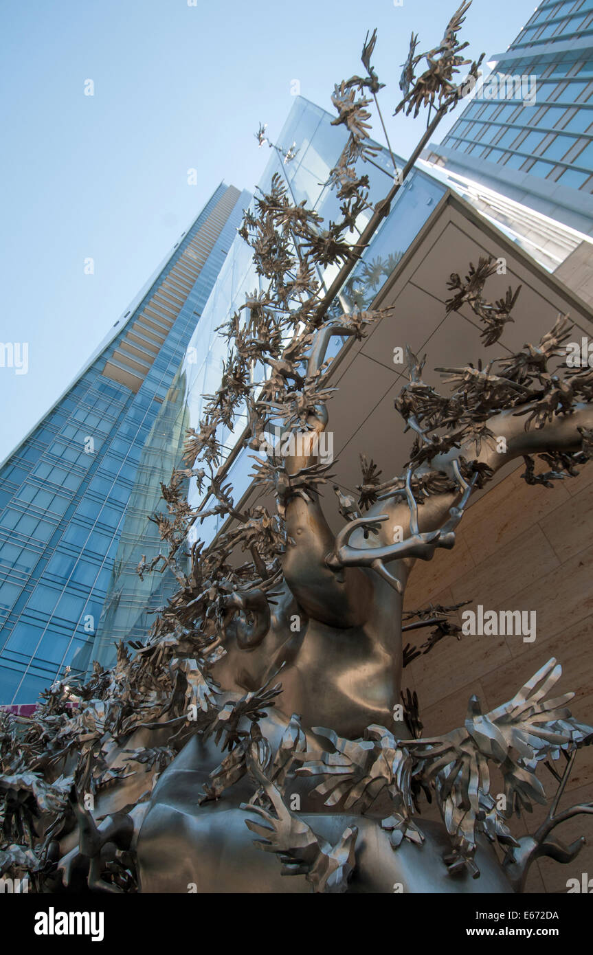 Shangri-La Hotel und Eigentumswohnungen, Downtown Toronto, University Avenue und Statue "Aufgang" des Künstlers Zhang Huan Stockfoto