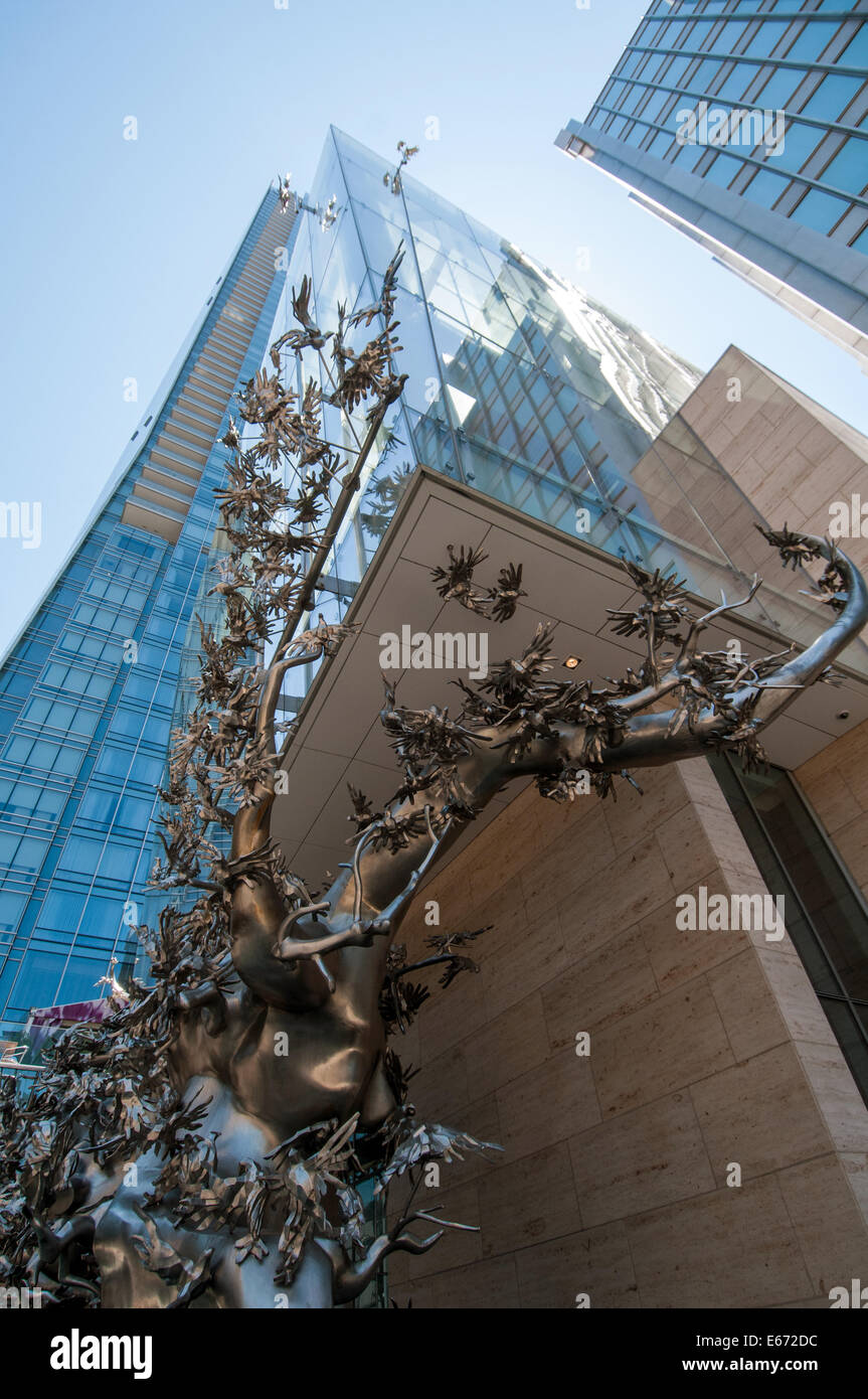Shangri-La Hotel und Eigentumswohnungen, Downtown Toronto, University Avenue und Statue "Aufgang" des Künstlers Zhang Huan Stockfoto