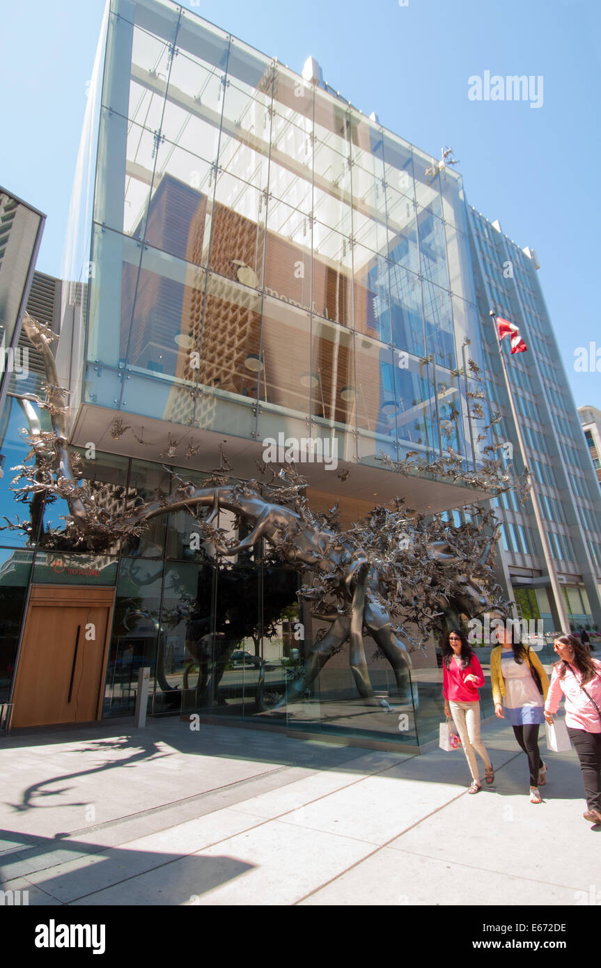 Shangri-La Hotel und Eigentumswohnungen, Downtown Toronto, University Avenue und Statue "Aufgang" des Künstlers Zhang Huan Stockfoto