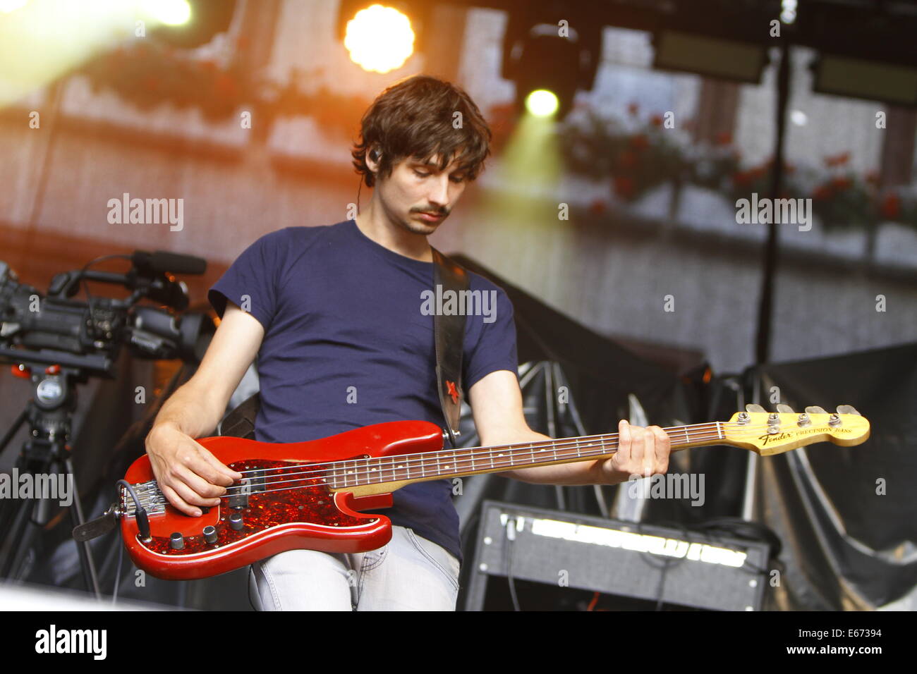 Worms, Deutschland. 16. August 2014. Martin Wenk ist abgebildet, Judith Holofernes live auf der Bühne beim Jazz and Joy Festival 2014 in Worms zu unterstützen. Deutsche Sängerin Judith Holofernes live gespielt an der Jazz und Joy Festival 2014 in Worms. Sie ist bekannt als Sänger der deutschen Pop-Rock-Band Wir Sind Helden. Bildnachweis: Michael Debets/Alamy Live-Nachrichten Stockfoto