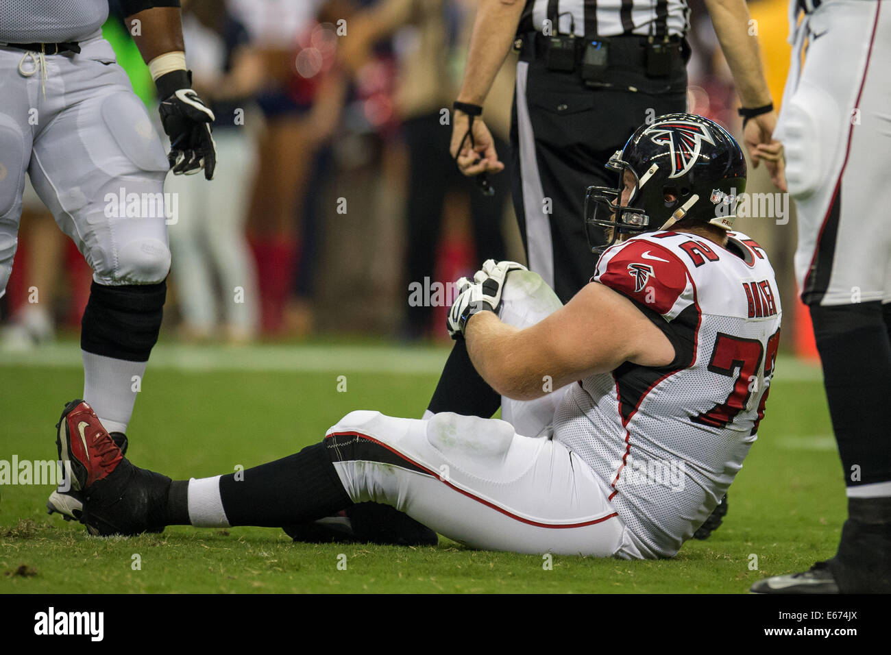 Houston, Texas, USA. 16. August 2014. Atlanta Falcons Tackle Sam Baker (72) geht mit einer Knieverletzung während der NFL Preseason-Spiel zwischen den Houston Texans und die Atlanta Falcons NRG-Stadion in Houston, TX auf 16. August 2014. Bildnachweis: Trask Smith/ZUMA Draht/Alamy Live-Nachrichten Stockfoto