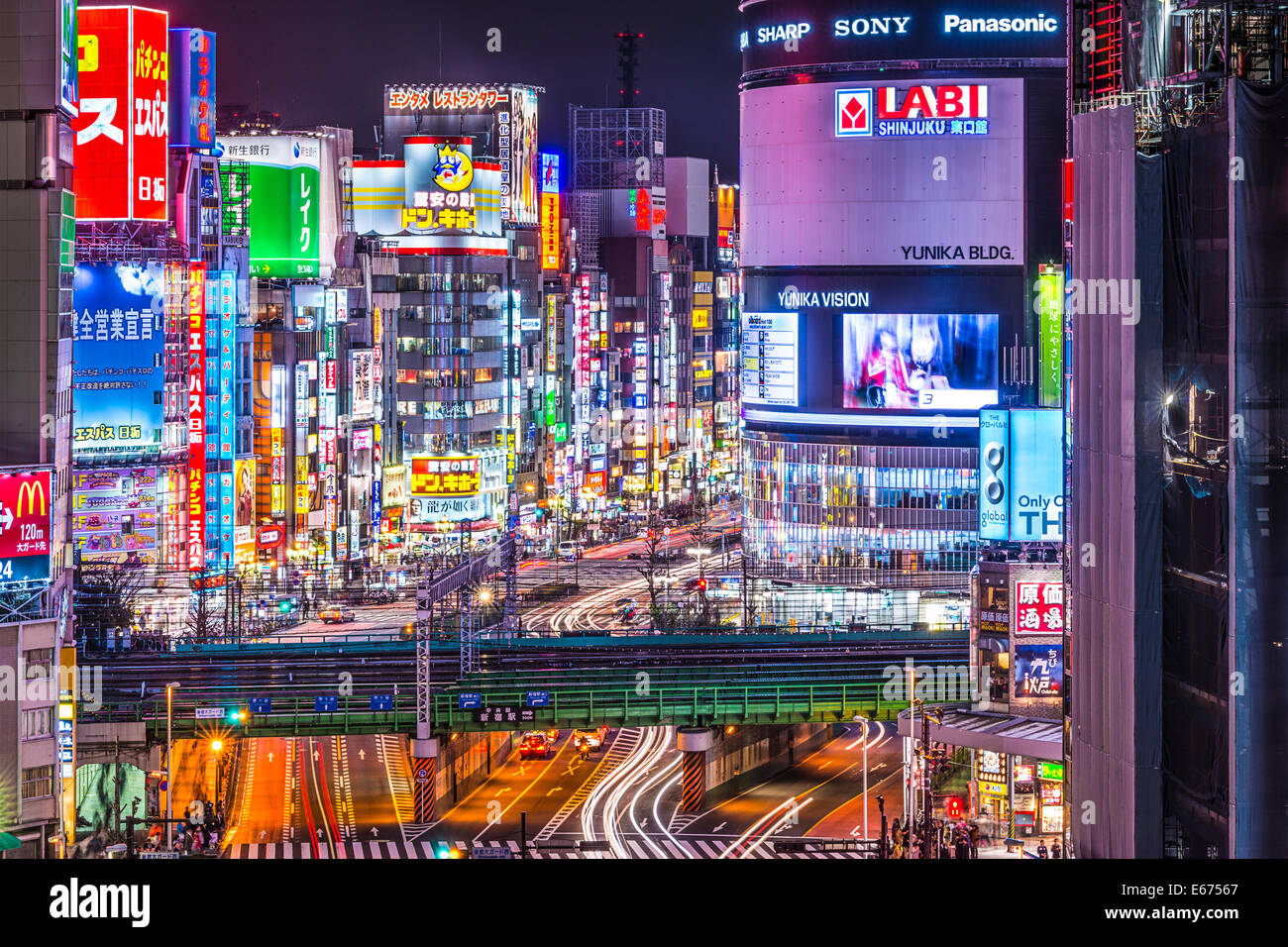 TOKYO, JAPAN - 19. März 2014: Shinjuku Bezirk nachts beleuchtet. Der Bezirk ist bekannt Nacht Lebenszentrum. Stockfoto