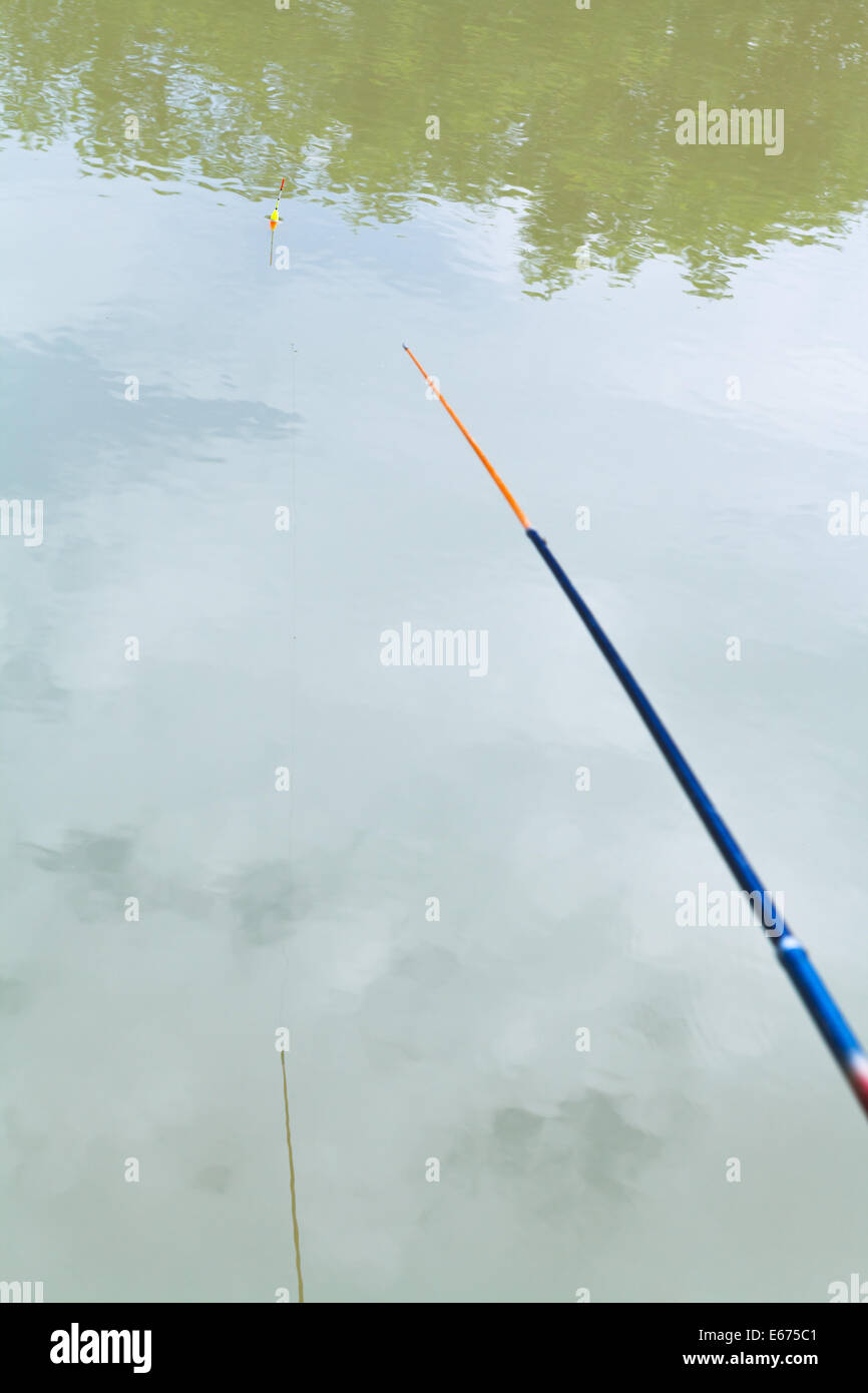 schweben, schwebend in den ruhigen Fluss während des Fischens, Kuban, Russland Stockfoto