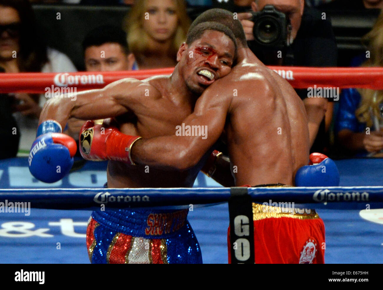 16. August 2014, Carson CA. (im blauen Stamm) USA Shawn Porter geht 12 Runden mit Großbritanniens Kell Brook Samstagabend. Kell Brook übernahm den Sieg durch Mehrheitsbeschluss Shawn Porter für den IBF im Weltergewicht WM-Titel in der Stub-Hub-Mitte. Foto von gen Blevins/LA DAILYNEWS/ZumaPress Credit: Gene Blevins/ZUMA Draht/Alamy Live-Nachrichten Stockfoto