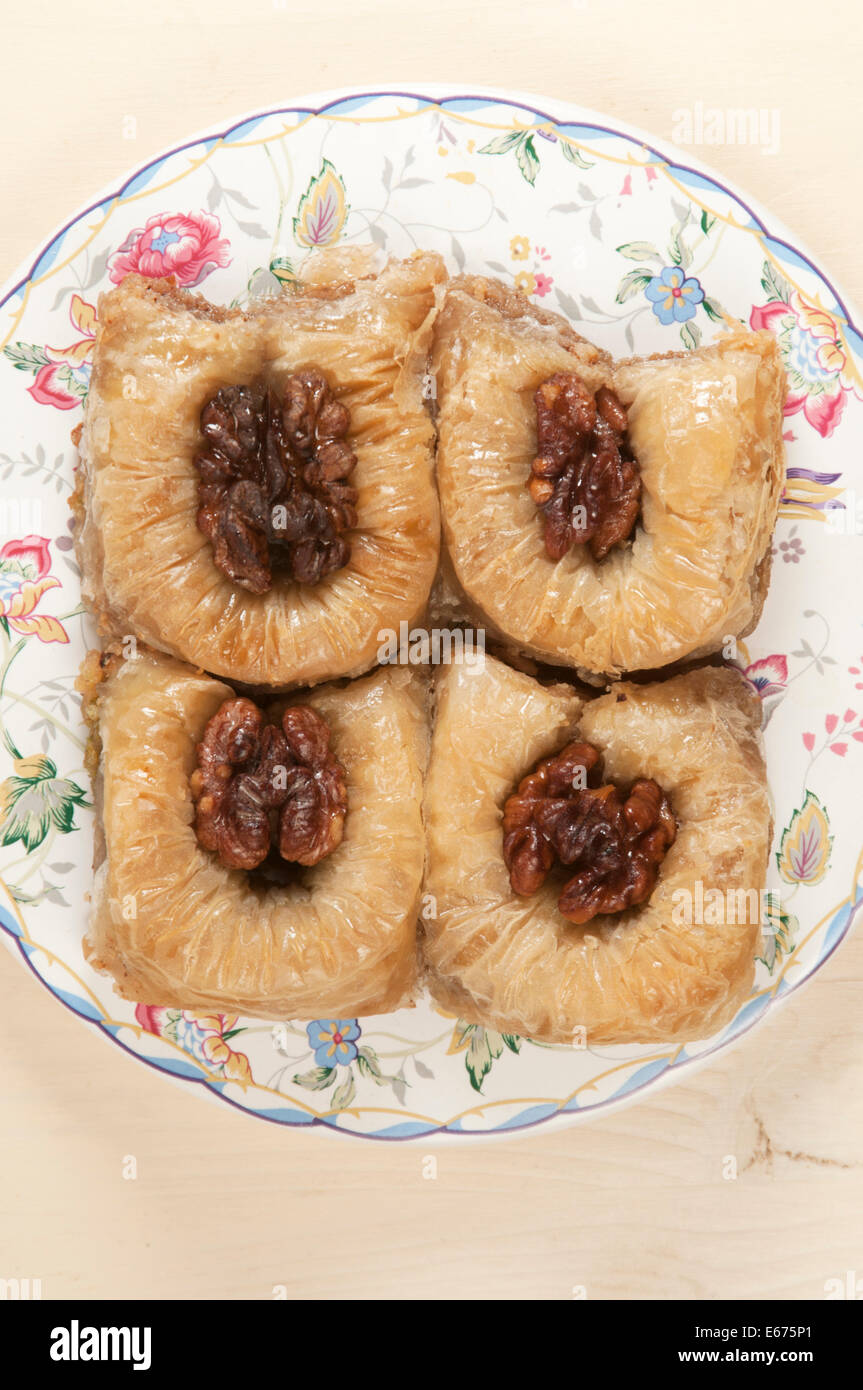 Baklava mit Nuss &amp;quot;Sultan&amp;quot; auf einen Teller und Leuchttisch ...