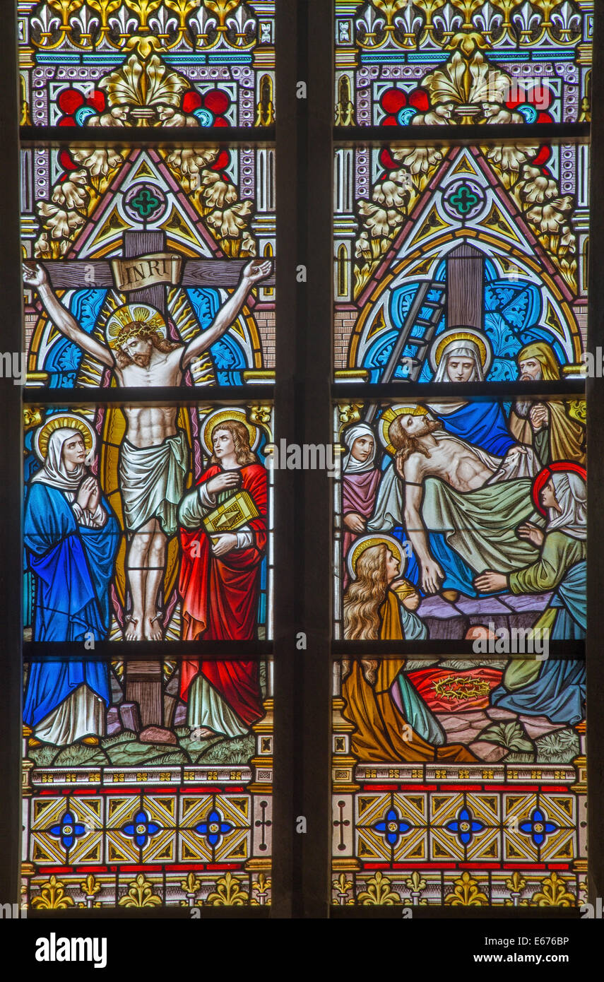 Brügge, Belgien - 12. Juni 2014: Die Kreuzigung und die Pieta Szenen auf der Windwopane in st. Jacobs Kirche (Jakobskerk). Stockfoto