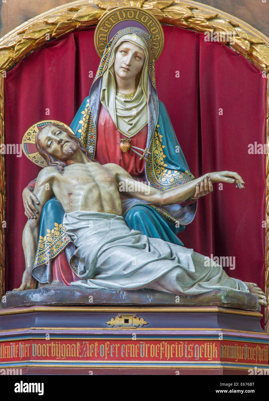 Brügge, Belgien - 12. Juni 2014: Die Neo-gotische geschnitzte Pieta in st. Jacobs Kirche (Jakobskerk). Stockfoto