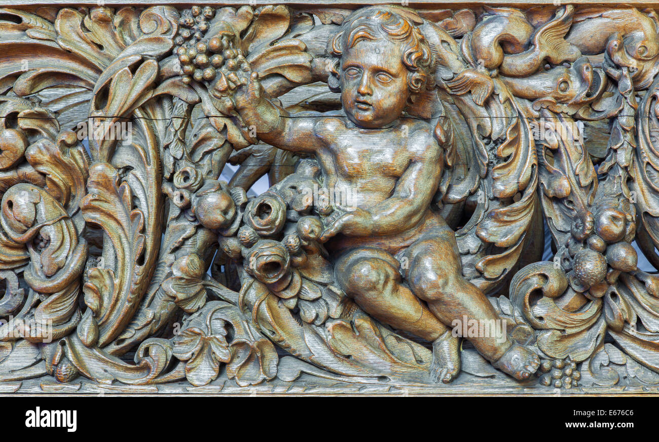 Brügge, Belgien - 12. Juni 2014: Das geschnitzte Relief der Engel von st. Jocobs Kirche (Jakobskerk). Stockfoto
