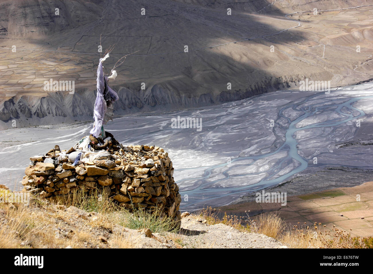 Tibetische Stupa und Spiti Fluss Stockfoto
