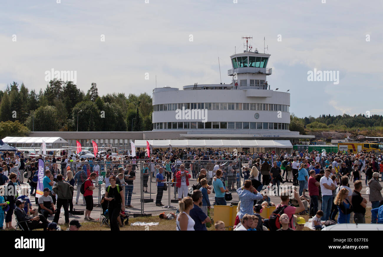 Helsinki, Finnland, 16. August 2014. Menschen sahen Finnland International Airshow 2014 am Flughafen Helsinki-Malmi. Bildnachweis: Aija Lehtonen/Alamy Live-Nachrichten Stockfoto