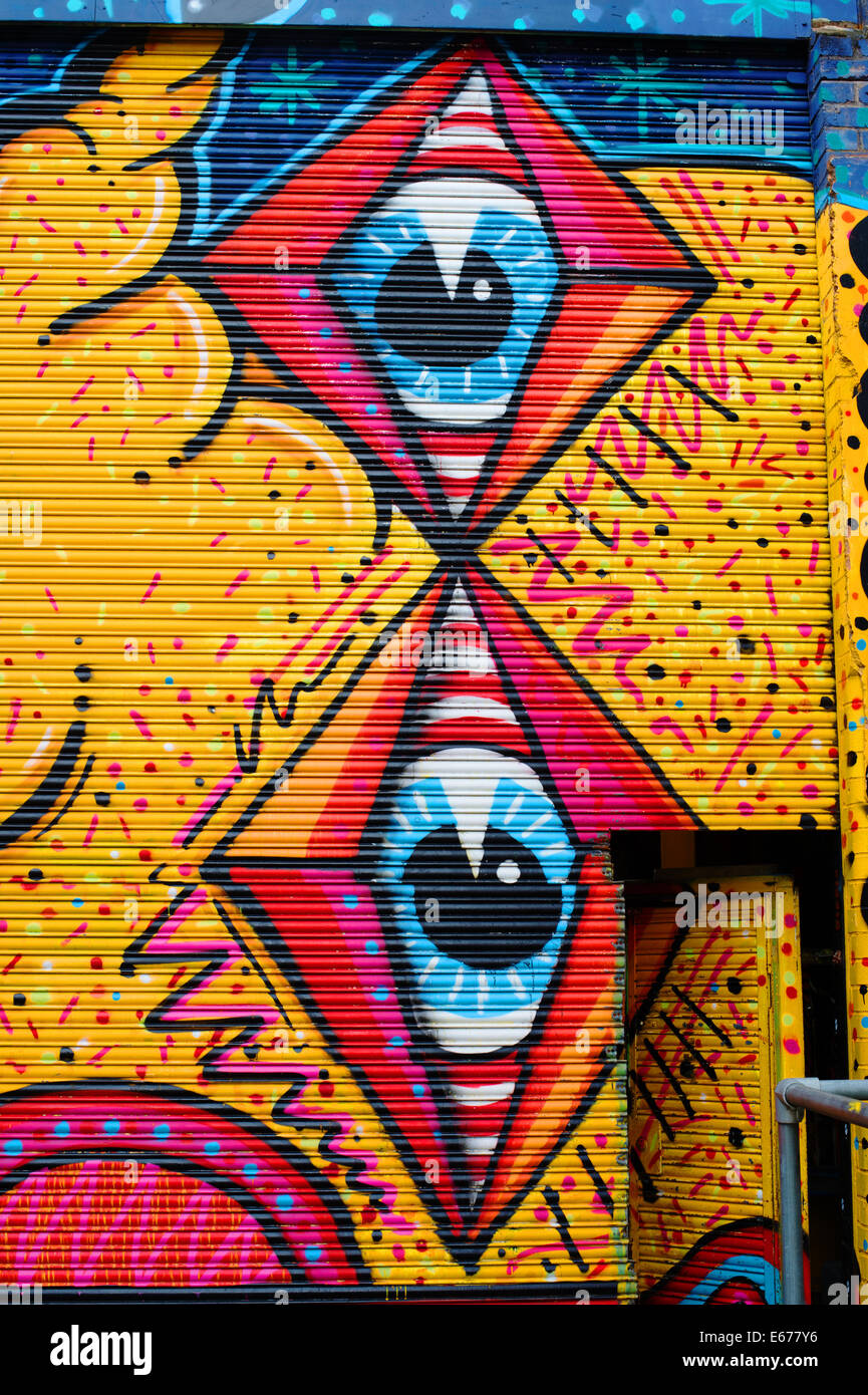 Hackney Wick. Street Art mit riesigen Augen an der Seite eines Gebäudes Stockfoto