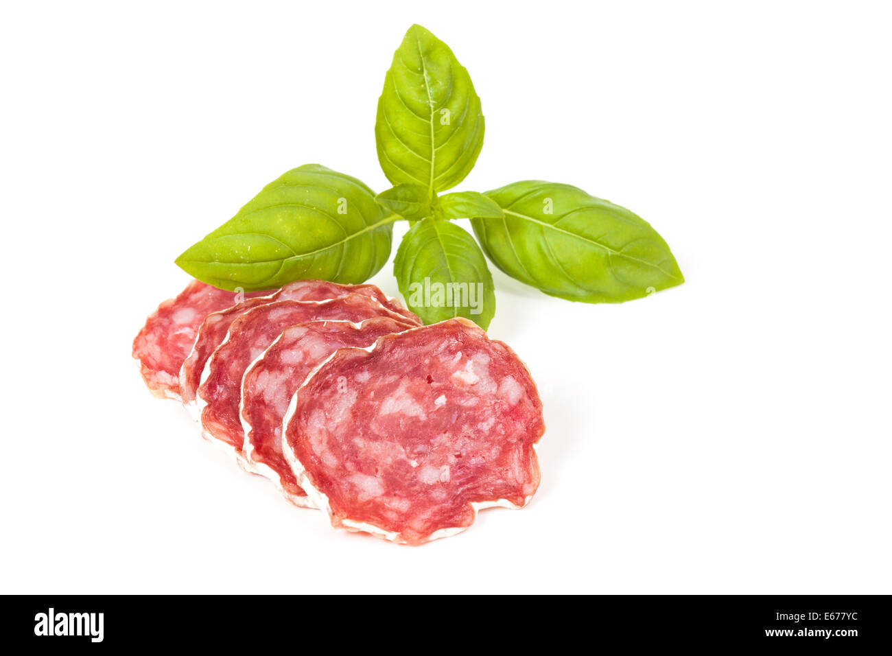 Salami in Scheiben geschnitten isoliert auf weißem Hintergrund Stockfoto