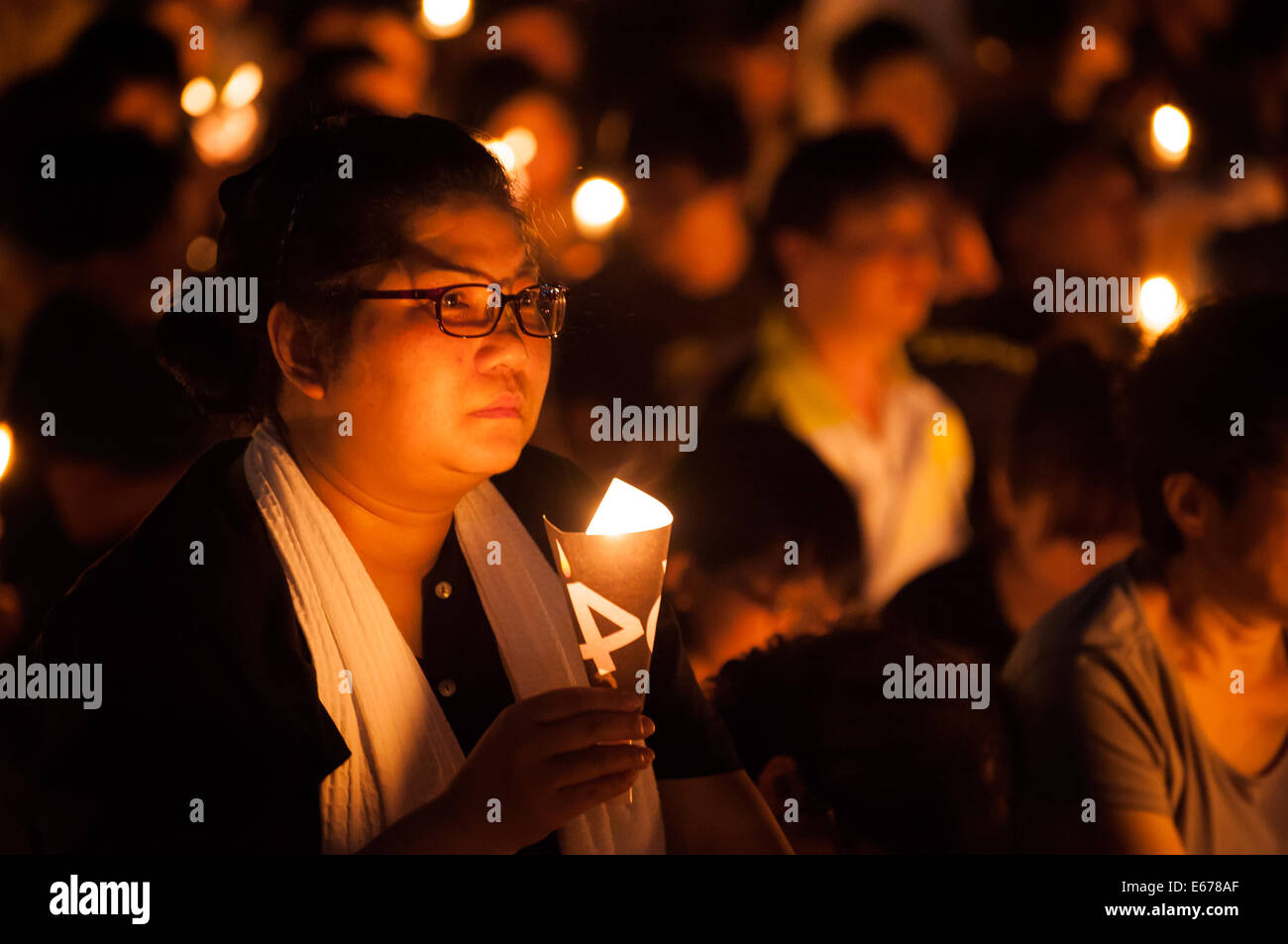Frau mit einer Kerze an den 25. Jahrestag des Tiananmen-Platzes zu massakrieren, Victoria Park, Hong Kong Stockfoto