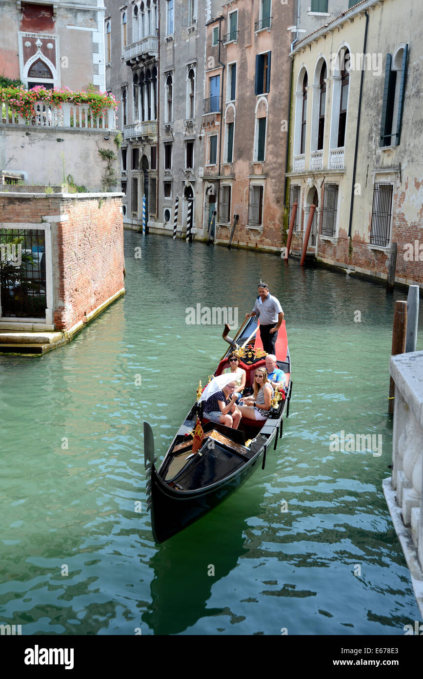 Italien Venedig San Polo Gondoliere mit Touristen auf eine ganze Seite Kanal von Venedig Stockfoto